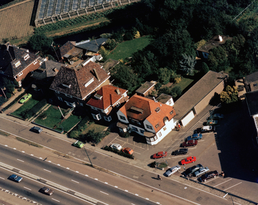 835147 Luchtfoto van de huizen Utrechtseweg 331 (rechts)- lager te De Bilt.
